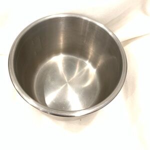 Stainless Steel 8 Quart Pressure Cooker insert.